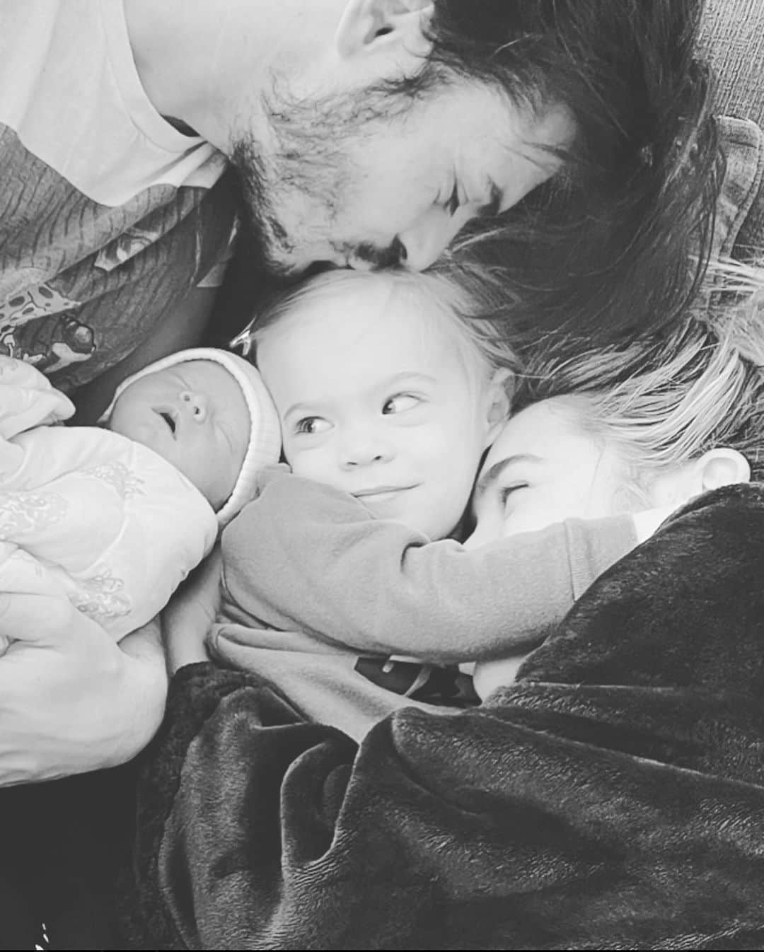 スペンサー・ロックさんのインスタグラム写真 - (スペンサー・ロックInstagram)「Christmas came early 💫 Our beautiful baby boy is here!! He arrived one month early and not a moment too soon. Thanking God for this little miracle who has stolen our hearts and rocked our world. Proud family of four, with two mini @chrismason_1 my work here is done 🥰🙃」11月26日 23時13分 - spencerlocke