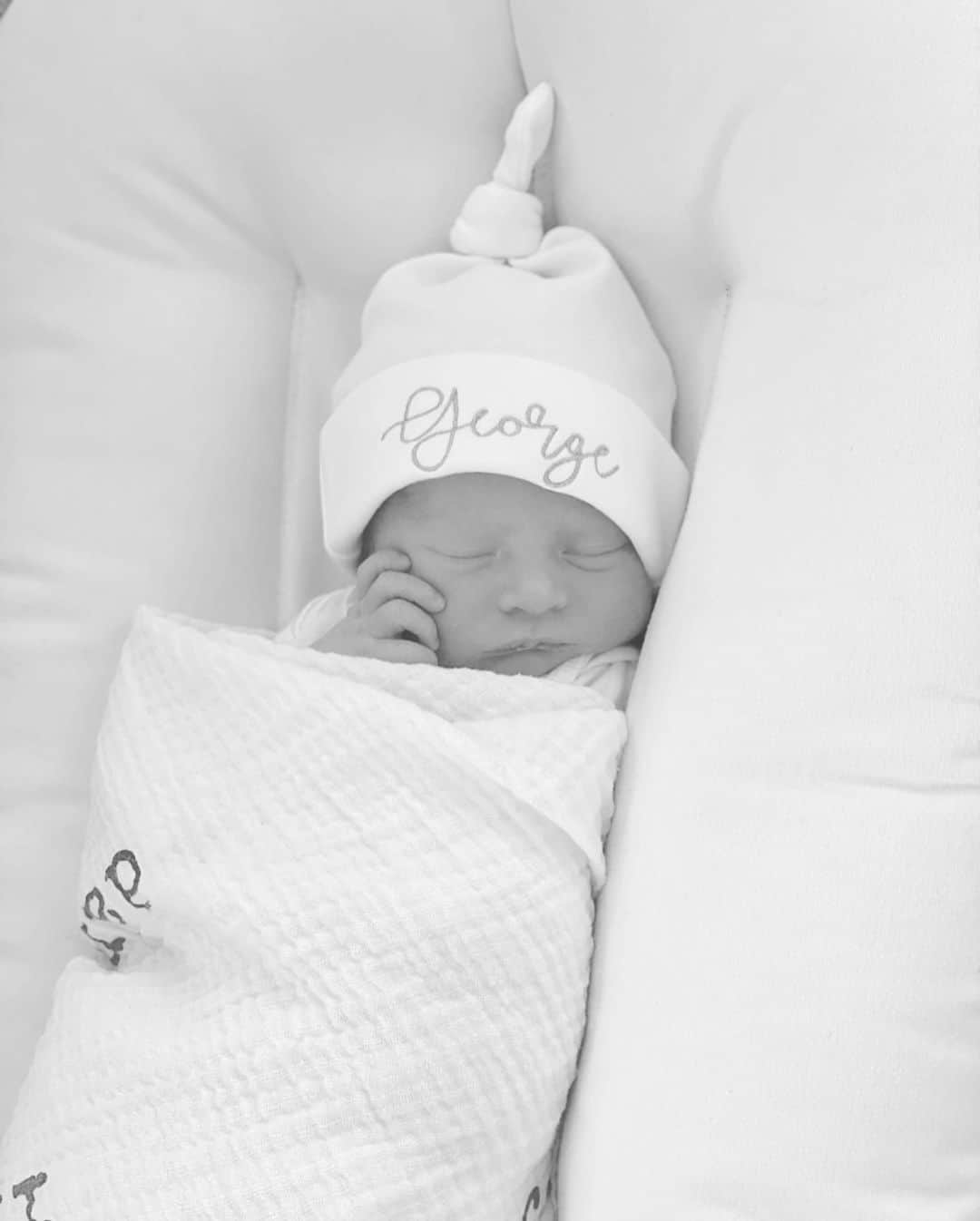 スペンサー・ロックのインスタグラム：「Christmas came early 💫 Our beautiful baby boy is here!! He arrived one month early and not a moment too soon. Thanking God for this little miracle who has stolen our hearts and rocked our world. Proud family of four, with two mini @chrismason_1 my work here is done 🥰🙃」