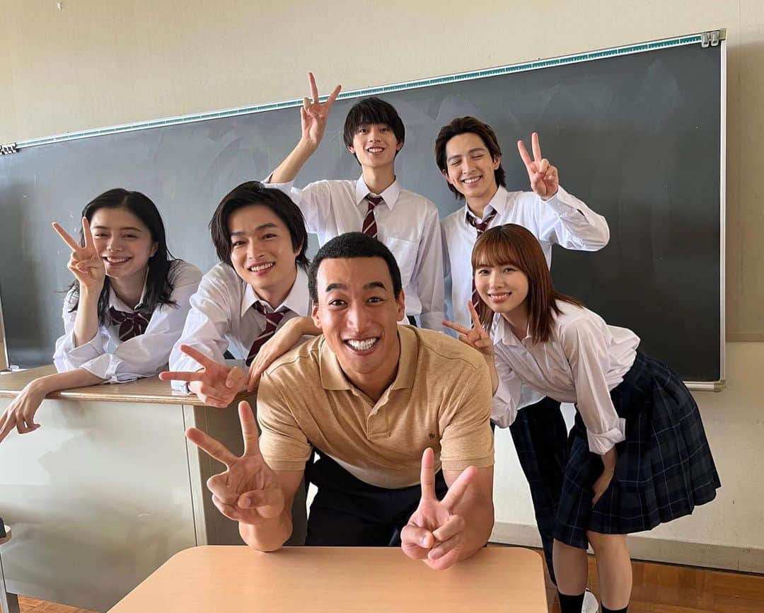 のインスタグラム：「「覆面D」を最後までご覧頂きありがとうございました。  皆さんどうでしたか？ 少しは皆さんの楽しみになっていましたか？  このドラマはリアル過ぎて苦しく、辛くなる所が多かった気がします。でも、まだまだ描ききれていない部分もあります。 僕達はまだ上辺しか知らない事が多いなとこのドラマをきっかけに痛感しました。 こういったドラマをきっかけ少しでも見えない所で起こっている出来事を知って頂けたらいいなって心から思います。」