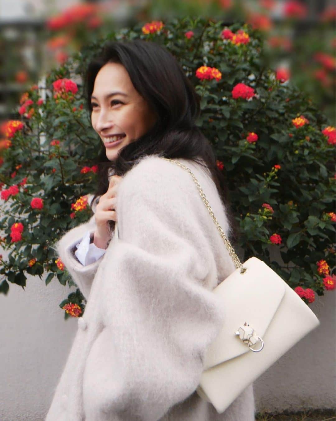 大政絢のインスタグラム：「#今日の絢服  寒くなってきたので、体調には気をつけて下さいね❄️  bag @Cartier #panthèredecartier」