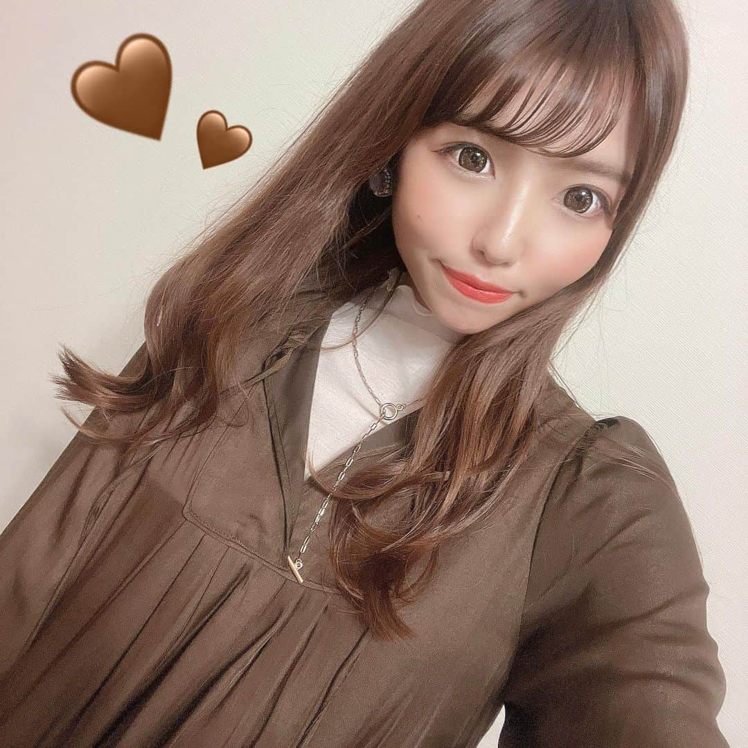 木村優凛のインスタグラム：「*** 🍫🍫🍫 * @reedit_official の チョコレートみたいな色味のワンピ♡♡ * * * #撮影 #ヘアアレンジ #ヘアスタイル #韓国ファッション #シースルーバング #ぱっつん前髪 #フリーモデル #撮影モデル #サロンモデル #サロンモデル名古屋 #ワンホン #ゆるふわ巻き #淡色女子 #ヘアカラー #浮遊感 #美容室 #サロモ #韓国風ヘア #名古屋サロンモデル #自然光 #インフルエンサー #透明感 #ヘアカタログ #サロンスタイル #名古屋サロモ #韓国ヘア #ママコーデ #ロングヘア #くびれ巻き #プチプラコーデ」