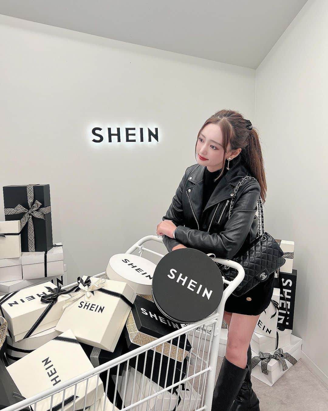 のインスタグラム：「#sheintokyo 💄 ⁡ SHEIN TOKYOがオープンしたので行ってきたよ♡ 店内は2階まであって広々としてて、 fitting roomがとてもかわいかった♡ ⁡ SHEINは可愛いくて使いやすいしよく買い物します🛍 ⁡ クーポンコードもあるので使ってみてね🫶🏻 ⁡ @shein_japan  クーポンコード：SHEINTOKYOKOL 割引率：0〜5999円 15%オフ，6,000円以上20%オフ 利用可能期間：22/11/07~23/1/31 ⁡ #SHEINTOKYO #beSHEINmodels  #表参道 #表参道 #プチプラ#SHEIN」