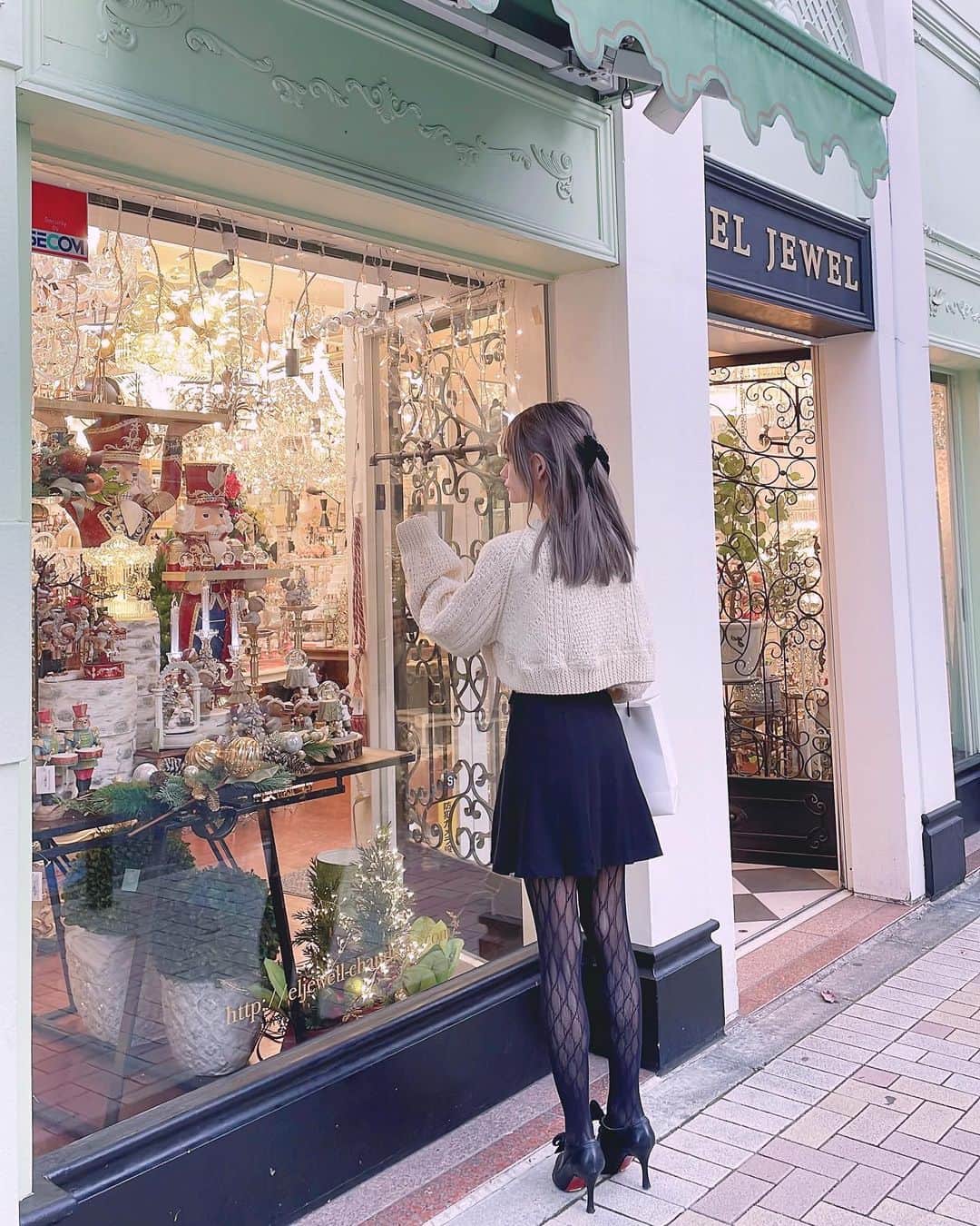廣澤衣里のインスタグラム：「🩰 *  麻布十番歩いてたら めちゃくちゃ可愛い 雑貨屋さん見つけた🐈💓 *  1年で1番大好きな ホリデーシーズン❄️💋 お部屋もクリスマス仕様に *  #holiday #christmas」