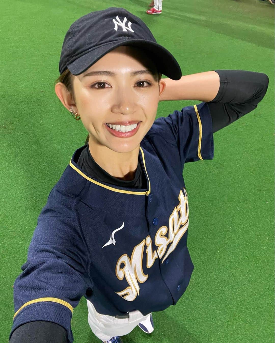 坪井ミサトのインスタグラム：「⚾️久々の野球投稿⚾️  今年最後の草野球は 大田スタジアムでした⚾️🏟 (久々のピッチャーに緊張気味。笑)  実は、2022年人生で1番"草野球"やりました！笑 やればやるほど楽しくて、 上手くなりたい欲が溢れてきます。  来年はもっと打って投げて チームに貢献できるように頑張ります💪🏽✨  大人になってまたこんなに 野球が出来ると思っていなかったのでビックリです😁 やっぱり野球が大好き🫶  チームの皆さんに感謝です🥹  #野球 #野球女子 #草野球 #baseball」