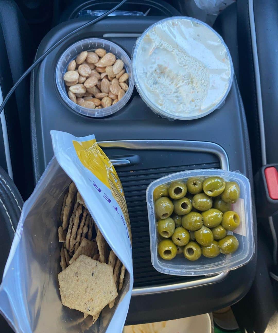ブルックリン・デッカーのインスタグラム：「Introducing: The CARchuterie」