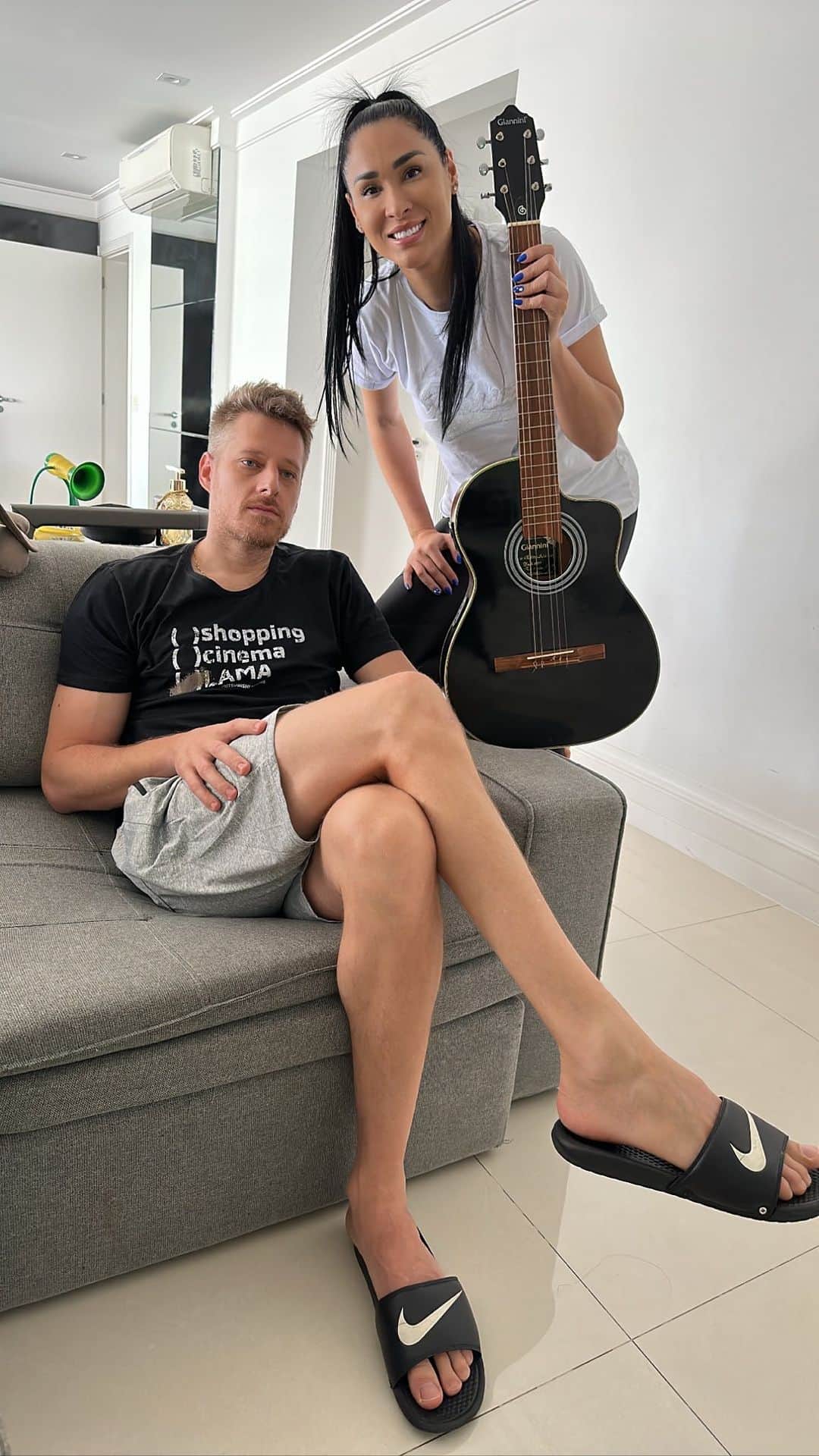 ジャケリネ・カルバリョのインスタグラム：「Melhor música impossível para o simpaticão🤣  Só na parte do irritar que eu assumo meu BO👀  Te amo❤️👀  #teamo #sabadou #familia #casal8」