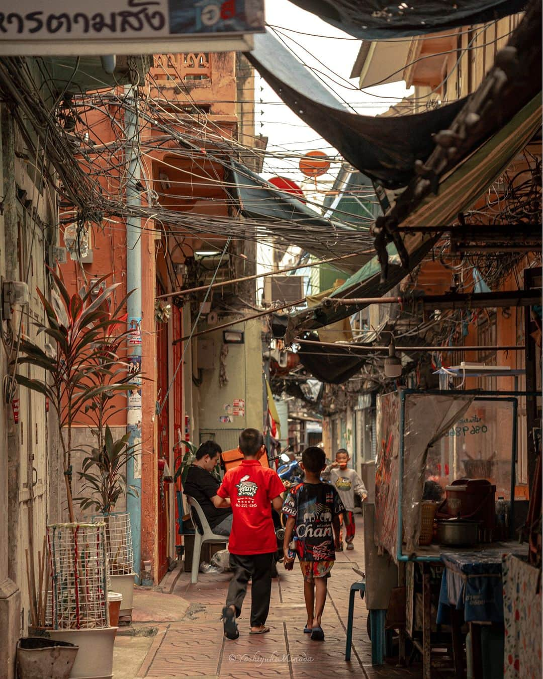 でいぜろバンコクさんのインスタグラム写真 - (でいぜろバンコクInstagram)「It is a back alley in Bangkok.The main streets are busy with people. But the back streets are quiet.  #bangkokstreet #thailandphotographer #bangkokcityvibes #beautiful_bangkok #bangkokspirit #streetphotographybangkok #bangkokstreets #thailandstreetphotography #streetbangkok #bangkokstreets #streetphotographythailand #bangkokexplore #thailandstreet  #bangkokview #bangkokstreetphotography」11月27日 0時55分 - dayzerobangkok