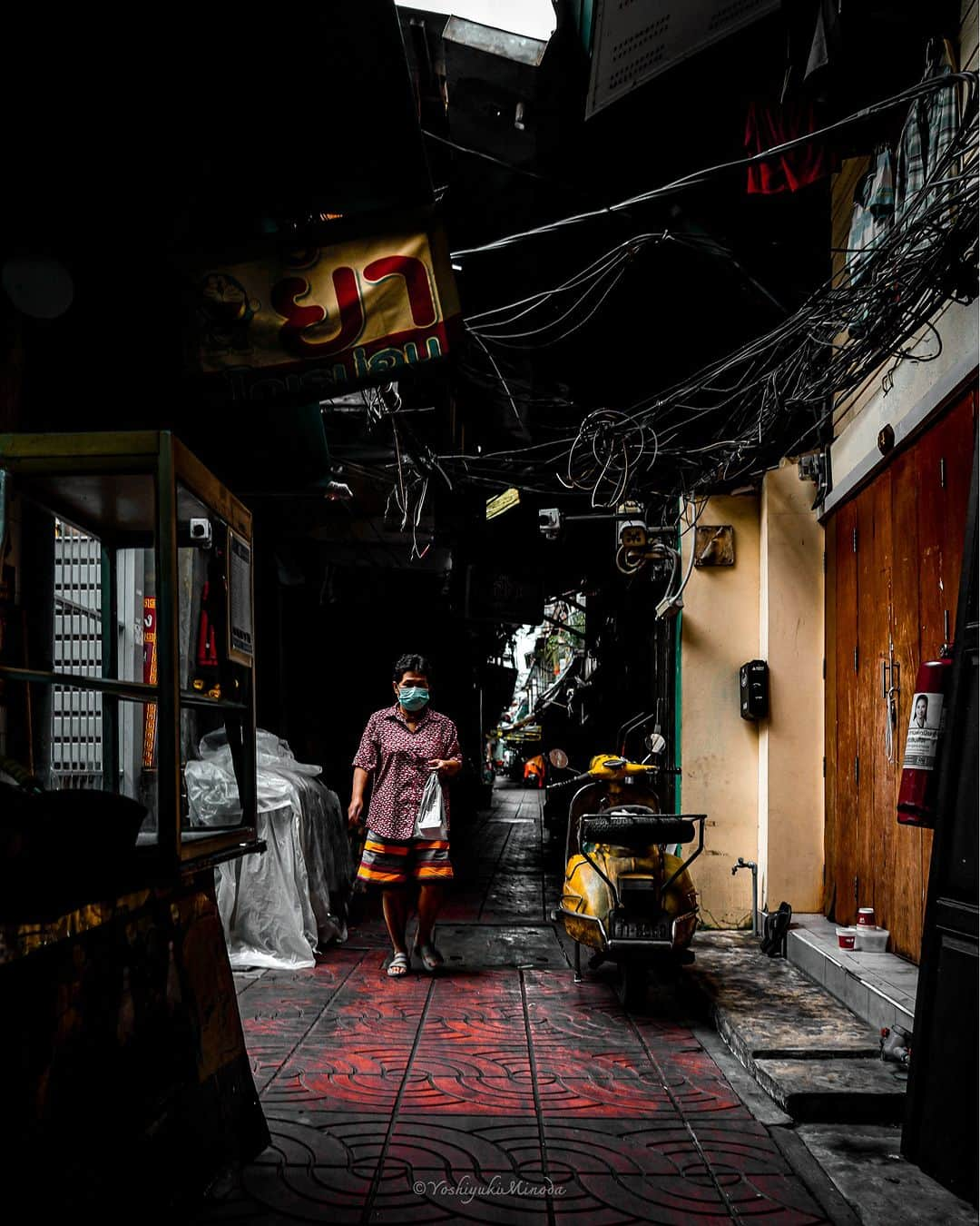 でいぜろバンコクさんのインスタグラム写真 - (でいぜろバンコクInstagram)「It is a back alley in Bangkok.The main streets are busy with people. But the back streets are quiet.  #bangkokstreet #thailandphotographer #bangkokcityvibes #beautiful_bangkok #bangkokspirit #streetphotographybangkok #bangkokstreets #thailandstreetphotography #streetbangkok #bangkokstreets #streetphotographythailand #bangkokexplore #thailandstreet  #bangkokview #bangkokstreetphotography」11月27日 0時55分 - dayzerobangkok