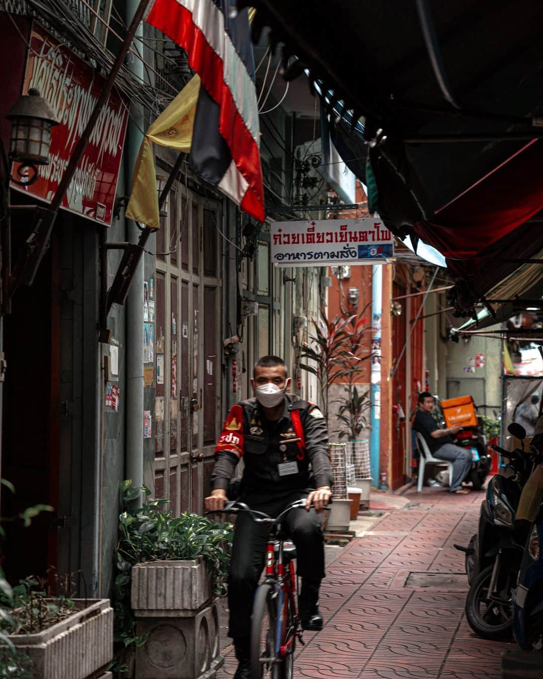 でいぜろバンコクさんのインスタグラム写真 - (でいぜろバンコクInstagram)「It is a back alley in Bangkok.The main streets are busy with people. But the back streets are quiet.  #bangkokstreet #thailandphotographer #bangkokcityvibes #beautiful_bangkok #bangkokspirit #streetphotographybangkok #bangkokstreets #thailandstreetphotography #streetbangkok #bangkokstreets #streetphotographythailand #bangkokexplore #thailandstreet  #bangkokview #bangkokstreetphotography」11月27日 0時55分 - dayzerobangkok