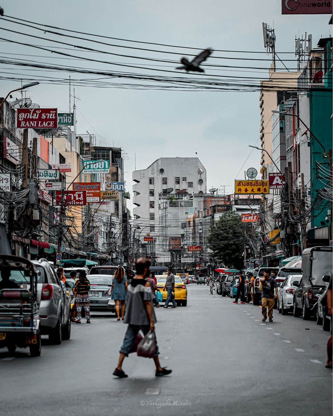 でいぜろバンコクさんのインスタグラム写真 - (でいぜろバンコクInstagram)「It is a back alley in Bangkok.The main streets are busy with people. But the back streets are quiet.  #bangkokstreet #thailandphotographer #bangkokcityvibes #beautiful_bangkok #bangkokspirit #streetphotographybangkok #bangkokstreets #thailandstreetphotography #streetbangkok #bangkokstreets #streetphotographythailand #bangkokexplore #thailandstreet  #bangkokview #bangkokstreetphotography」11月27日 0時55分 - dayzerobangkok