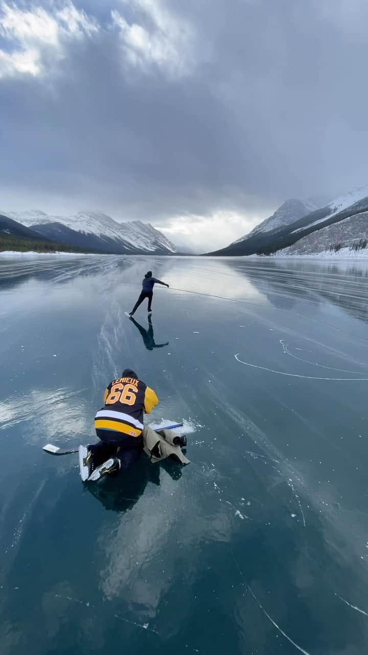 ブライス・シューダックのインスタグラム：「I thought I’d share a little bts of @paulzizkaphoto doing his incredible work from earlier this week 🙌   Shot by @warrensharpephotography @thelattalife   #wildiceskating #bts #figureskating #wildice #ice #frozenlake #spraylakes #jump #paulzizkaphotography #videography #photography #kananaskis #kcountry #alberta #canada #canmore #banff #calgary #outdoors #mountains #wilderness #sports」