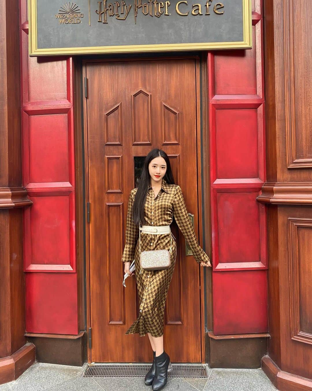 天翔天音のインスタグラム：「‪𓂃 𓈒   通りかかった道で、見つけた  Harry Potter cafe 次は入ってみたいな☕︎❤︎  #赤坂カフェ #天翔天音 #05  #ootd #fashion #sjk #asian ‪#05년생」