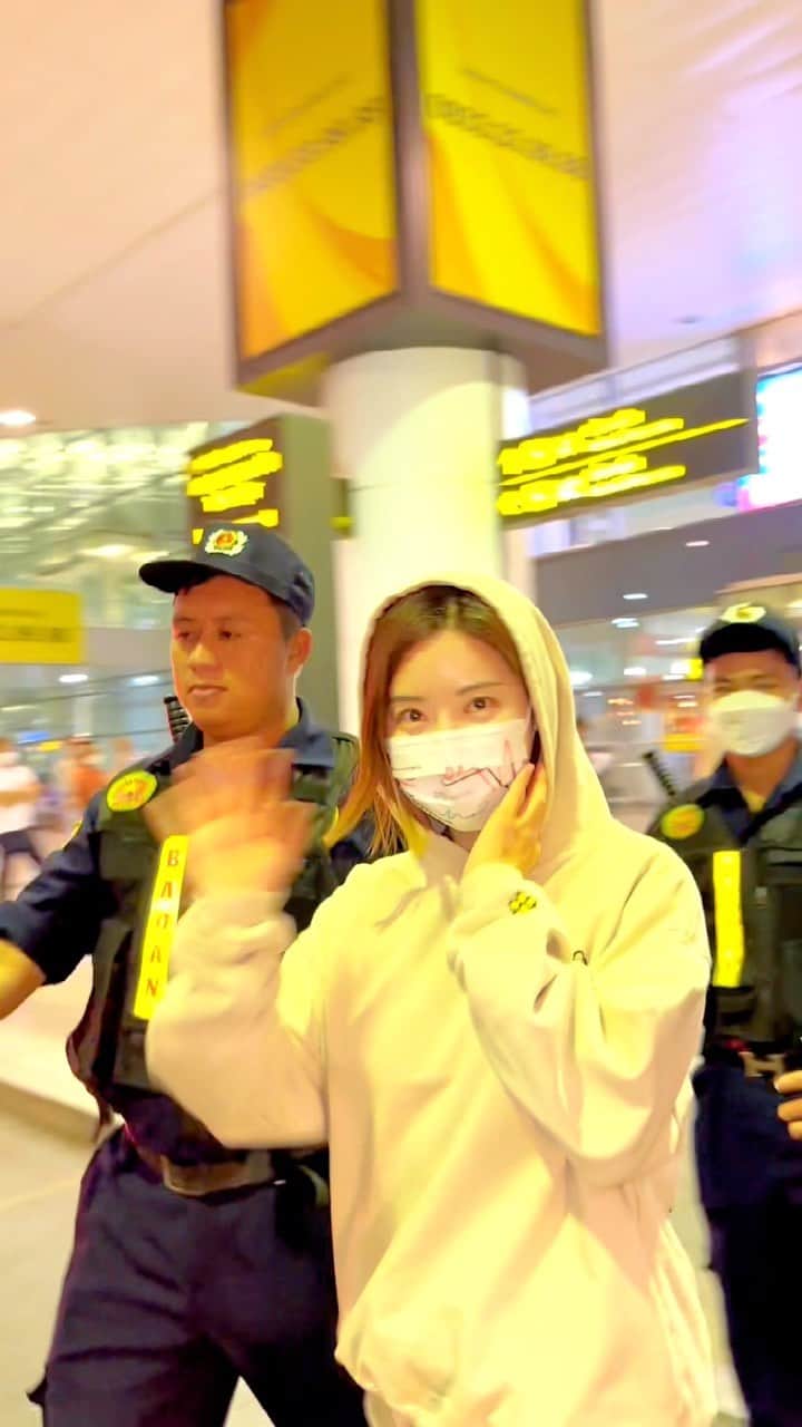 Dj Sodaのインスタグラム：「Just arrived at Hanoi, Vietnam!🇻🇳🥰 It’s been a while since I came to Vietnam, I‘m so excited and happy that I might not able to sleep tonight! See you tomorrow at Hoàn Kiếm district!😘😘❤️‍🔥❤️‍🔥」