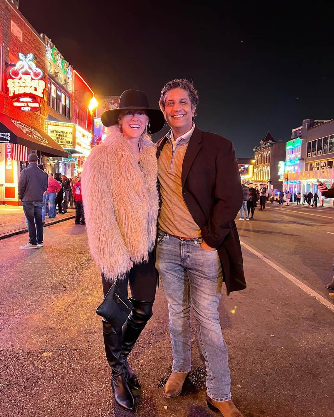 アリソン・リスクのインスタグラム：「mom & dad do Broadway. We started at @tootsies_orchid_lounge 9 years ago and here we are😍」