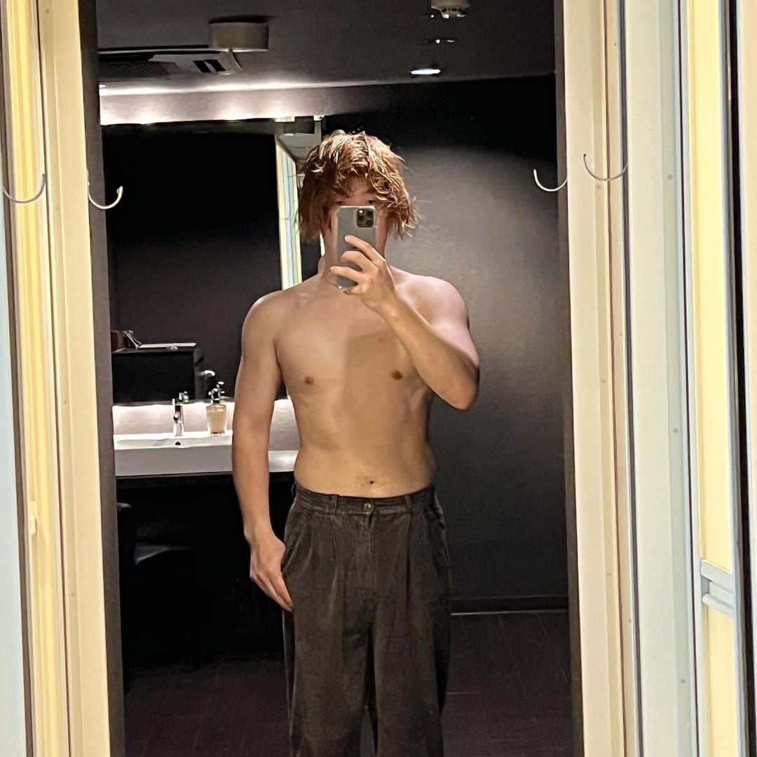 Tamakiのインスタグラム：「ライザップ残り5回！！ 1ヶ月半でめっちゃ変わったぞ〜〜！！ 飯が生き甲斐なのにマジで頑張ってるから褒めてほしい 10月から体重-6kg、体脂肪率-4%、ウエスト-10cm まだまだいくぜ〜〜〜〜〜ッ  ライザップご紹介できるので気になる方はDMまで！  #フィットネス #トレーニング #筋トレ #ダイエット #rizap #ライザップ #ボディメイク #ダイエット記録 #低糖質 #ライザップ男子 #PR」