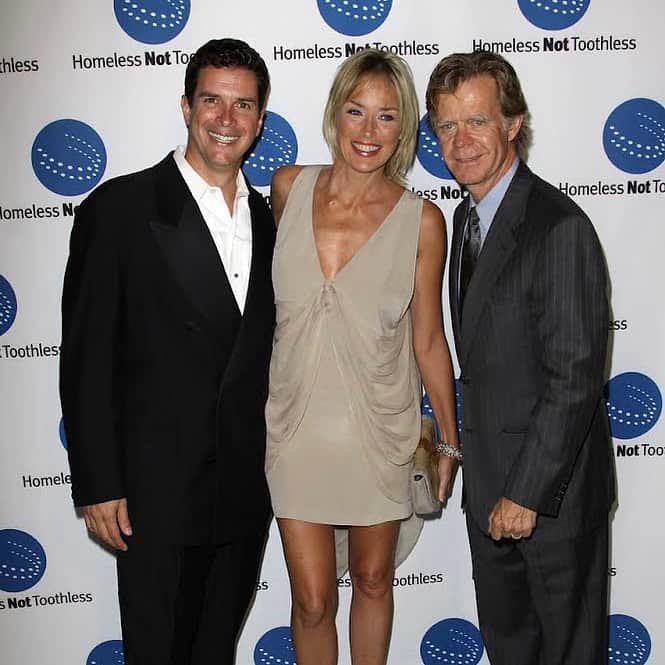 ウィリアム・H・メイシーのインスタグラム：「Do you folks know about Homeless Not Toothless?  The fellow on the left is Dr. Jay Grossman, my Dentist. He treats Homeless folks for free. It changes their lives. Ms. Stone has been supporting the organization for years. Giving Tuesday is coming up so please consider helping. Happy Holidays everyone.」