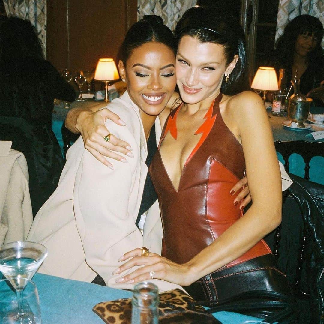 ベラ・ハディッドのインスタグラム：「❤️Happy Birthday to my Sis…Thank you for being you… no matter how much time spent apart, we are forever with each other in spirit✨🤝Always there without fail, for not only me but anyone in need. Knows exactly when to check in, or when something’s wrong. Each other’s hype girls for life !!The most special human with the most special heart: I celebrate U everyday!! i❤️❤️❤️You My Fan❤️❤️❤️❤️ @fannybourdettedonon」