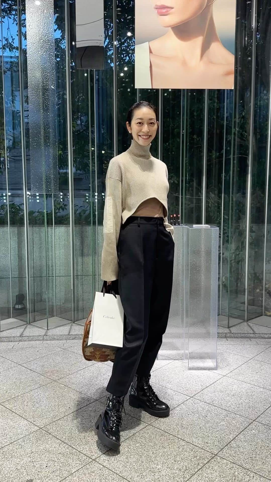 熊澤枝里子のインスタグラム：「・ knit & bottom ／ #herin.cye  一癖アクセントありの デイリーに使いやすい アイテムが沢山ある @herin.cye 🤎  knit & bottom @herin.cye   #クマフク」