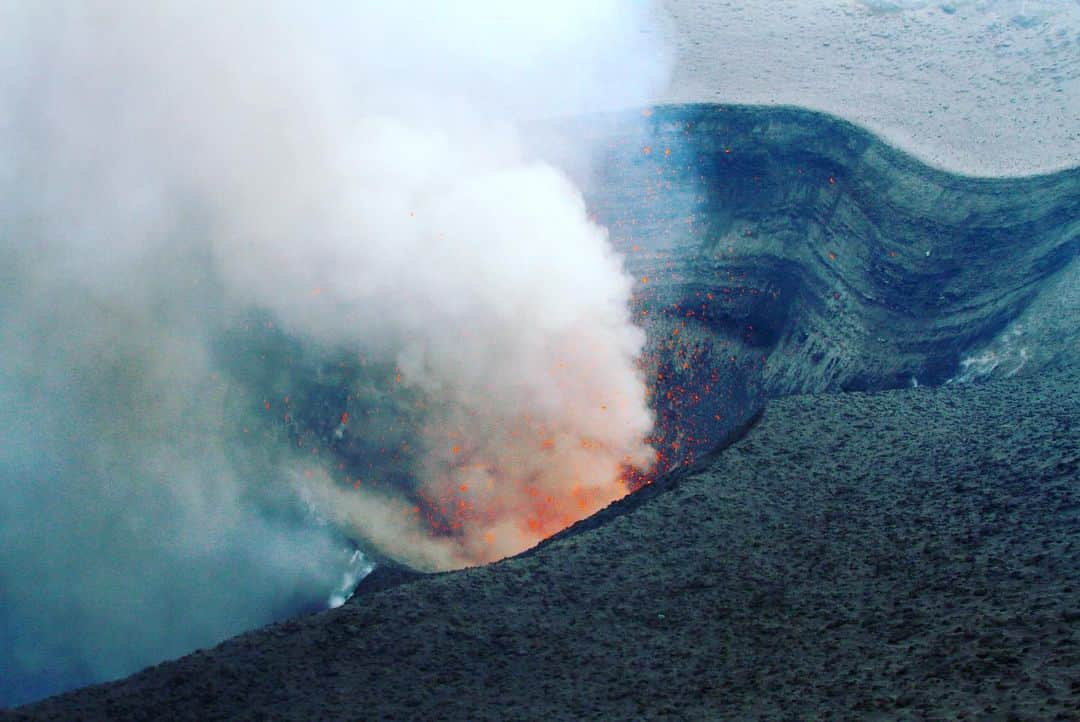 滝沢秀明さんのインスタグラム写真 - (滝沢秀明Instagram)「タンナ島にあるヤスール火山。ここは観光地にもなっているので行きやすい場所。この山のそばに川があるんだけど、そこは温泉になってます。」11月27日 13時31分 - h.takizawa_official