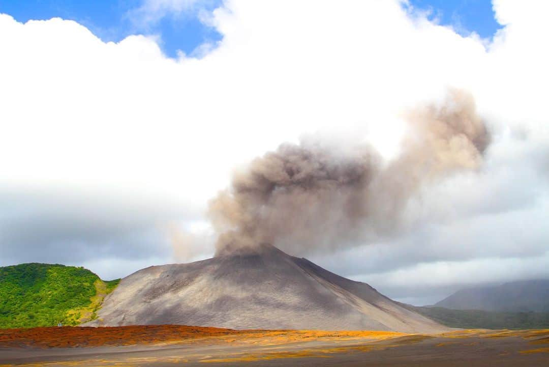 滝沢秀明のインスタグラム：「タンナ島にあるヤスール火山。ここは観光地にもなっているので行きやすい場所。この山のそばに川があるんだけど、そこは温泉になってます。」