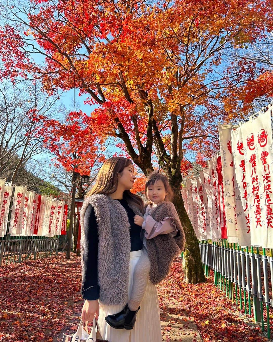 のインスタグラム：「_  みんなで紅葉を🍁 去年も同じ場所で見たんだけど一年本当にあっという間で..  去年は産まれたてで ばあばとお留守番してた👶🏻が 今年は一人歩きが出来るようにまでなって 本当に成長があっという間😭✨✨  じいじのリクエストで👶🏻の2ショット📸  来年も同じ場所で紅葉が見たい🍁  #紅葉#紅葉スポット#山口県長門市 #大寧寺#紅葉の季節」