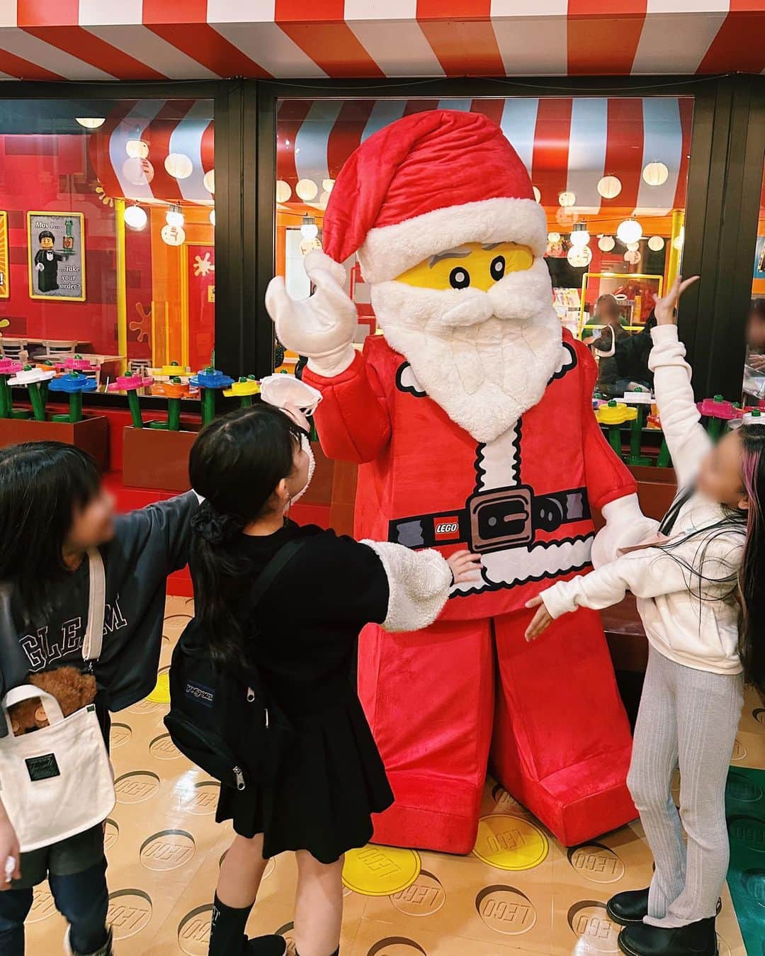 ベビちぃ。のインスタグラム：「念願のレゴランドに行ってきたよ😍ずっと行きたかったんだ！！ 今はクリスマスイベント「レゴ®︎のクリスマスパーティー」が開催中で、レゴサンタに会えたり、ワークショップでレゴサンタだるまを作ったよ🎅🏻⛄️ 偶然お友達にも会えて、とっても楽しかった💖 ㅤㅤㅤ #レゴランド東京 #レゴのクリスマスパーティー」