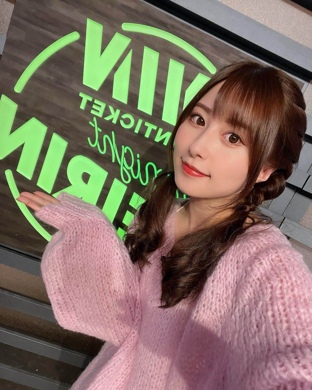 のインスタグラム：「💚  昨日のABEMA生放送 ありがとうございました✨  コメントも沢山 嬉しかったです☺️！  昨日は色々準備万端で 楽屋に入ったので 写真沢山撮りました❣️ だから沢山載せます🤣  競輪祭も盛り上がってますね☺︎  だんだんと選手の方の お名前も覚えてきて 日に日に面白さが 増えていきます🤭  また出演できた際は よろしくお願いします❣️  今日はオンラインサイン会！ そして！ コスタリカ戦⚽️  沢山応援するぞー📣  服、タグつけしました😙  #winticket #ABEMA #ミッドナイト競輪 #競輪」