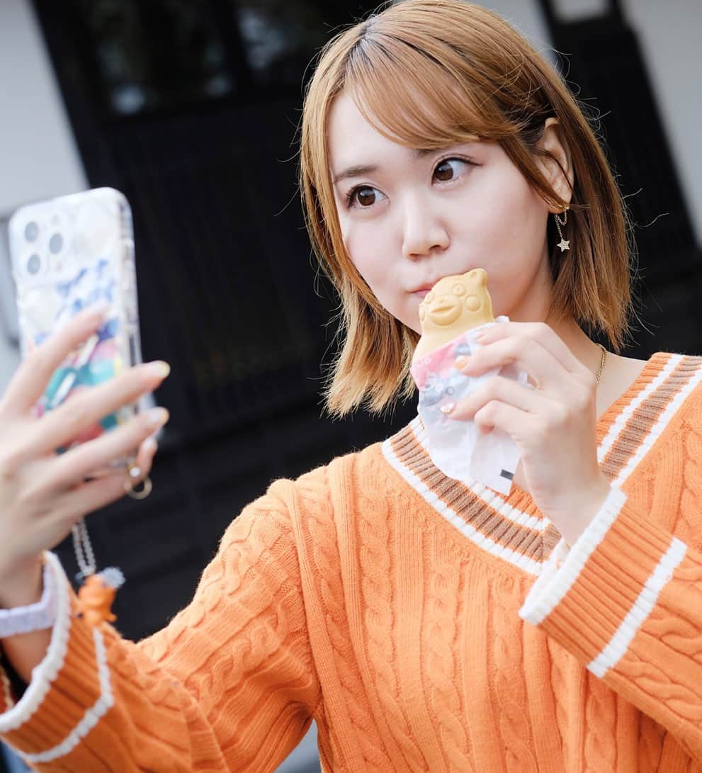 安藤まいのインスタグラム：「熊本だからくまモン食べてる。 自撮りしてるとこ撮られてる定期  #熊本#熊本観光#熊本城#ポートレート#ポトレ#被写体#撮影会#写真好きな人と繋がりたい#ショートボブ#レースクイーン#キャンギャル」