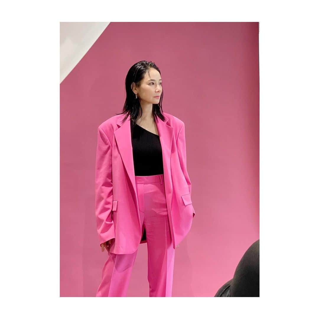 吉田羊のインスタグラム：「おはようございます。  舞台「ツダマンの世界」 無事に開幕いたしました。 連日、沢山のお客様にご来場いただき、 何より引き続きのコロナ禍で上演が叶っていること、 心から感謝でございます。  さて。  まるっと一日吉田羊作品が観られる「祝25周年！WOWOW冬の吉田羊まつり」がいよいよ12/4に迫り、 それに先駆けて取材して頂いた記事が様々アップされました。中でも、WOWOW 「FEATURES」webでは、秋に催された初のコンサートの仕掛け人プロデューサーさんとの対談がございます。裏話などお話くださってますので、お時間あります時にご覧くださいませ。  そして今回の、目の覚めるような鮮やかなピンクのセットアップスーツは、しゃべくり007でも素敵な全身チェックコーデをご提案くださったヌメロヴェントゥーノ @numeroventuno さん。ピンクな乙女ながら、クールでスタイリッシュなシルエットに気持ちが昂りました✨アクセサリーは@carat_aさん。どうぞスタイリングも合わせてお楽しみくださいませ。  ・「ORICON NEWS 」web ・WOWOW 「FEATURES」web ・「WEBザテレビジョン」web ・「月刊大人ザデレビジョン」11月24日発行  Various coverage articles have been uploaded prior to the WOWOW program where you can watch Yoh Yoshida's works all day long. Among them, on the "FEATURES" web, you can read the interview with the producer who set up the concert held this fall. (Costumes by @numeroventuno, @carat_a )  At "Winter Yoh Yoshida's Festival" @WOWOW, you can see this summer's stage "The Welkin" for the first time, and this autumn's concert with the making-of.  @numeroventuno  @carat_a  #wowow #冬の吉田羊祭り #舞台「ザ・ウェルキン」初放送 #今秋行われたコンサートも #メイキング付きで初放送」