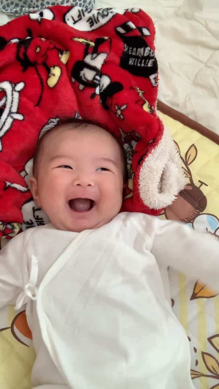 matano Kastaneのインスタグラム：「みなさま音ありで聞いてください😭💘  はじめて声出して笑ったところを カメラに収めれた記念日です👶🏻 (なんでも記念日。笑)  ※私の声が入って気持ち悪いので 2秒しかありません。」