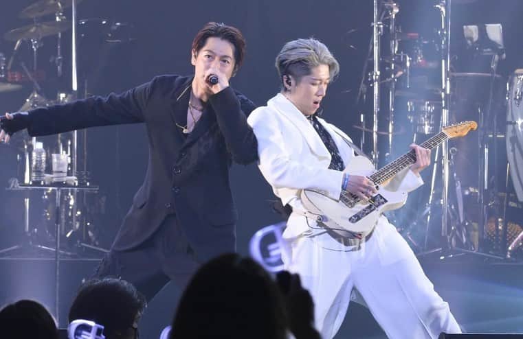 ディーン・フジオカのインスタグラム：「おミヤビさんと🔥 "We were born to make history"  今回#aaa2022 一緒にステージ立てて最高に楽しかったしHistory Makerのギターソロにはホント痺れました👏👏👏 @miyavi_ishihara 乱入ありがとう🙏  ジャンケンポンなんでかずっとアイコデショ✌️✌️」