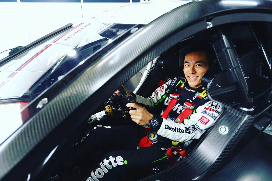 佐藤琢磨のインスタグラム：「本日のホンダレーシングサンクスデイ、NSX-GT#99のシートフィッティングも完了して準備万端。皆さん、お待ちしております！ #Honda #HondaRacingThanksDay」