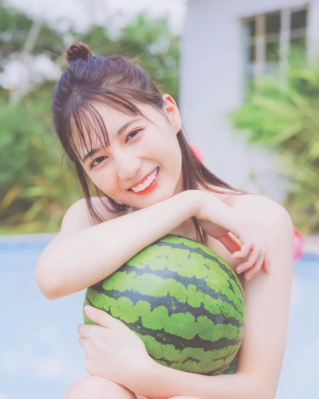 小坂菜緒ファンページのインスタグラム：「☀️ 割ってみる？🍉  #日向坂46  #小坂菜緒 #photooftheday」