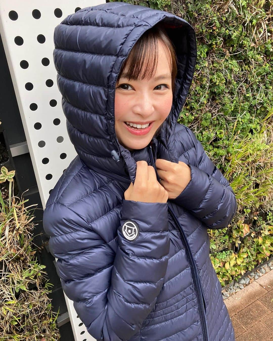 中庄司愛希さんのインスタグラム写真 - (中庄司愛希Instagram)「お久しぶりの投稿です💓  寒くなってきたので、ダウンコートを☃️  @jottjapan のダウンは暖かいのに、とても軽くてコンパクトに収納できて、洗濯機で洗えるのでお気に入りで、ダウンベストに加えて2着目です💕  私が着ているよりも更に長いロング丈もあってそちらもとても気になっています👏  フード付き、暖かくていいよね❣️最後の写真見てね😆  この冬、たくさん着るよー‼︎☃️  #jott #jottbasic #jottコーデ #フランス #ダウン #コーデ #ダウンコート #ダウンジャケット」11月27日 10時42分 - aki_nakashoji_golf