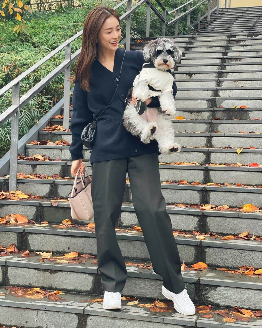 西山真以のインスタグラム：「一緒にニットを着て(着せられて)お散歩🐶🐾  私が一枚で着ているニットカーディガンは ミュールジング(お尻の皮を剥ぐ工程😭)を行わずに育てられ わずかしか採れない高品質のニュージーランド産メリノウールを使用した @annual_nz  のもの🧶🇳🇿  チクチク感とは無縁の ふんわり柔らかく滑らかな 気持ちのいい着心地  ANNUALは 製造に携わる人の顔が見える透明性の高いものづくりと 販売後は自社で製品回収し再資源化もしている 動物にも地球にも優しいニットブランドなんです🐑🌏🫶🏻  12/11までNEWoMan新宿にてポップアップが開催されているので 実際見てみたい方は是非この機会に🤍  #annual」