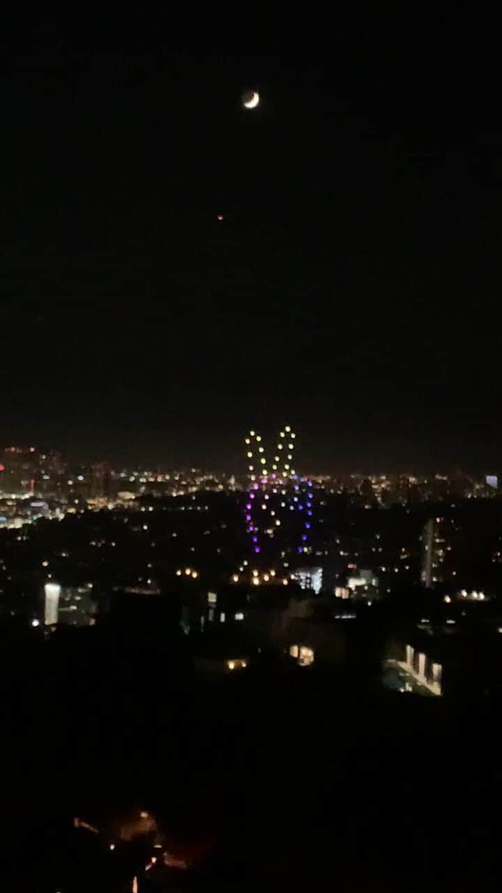 ボニー・モーガンのインスタグラム：「A DRONE SHOW!!! We lucked out and just happened to be looking at the view when a neighbor put on a drone show extravaganza and I just had to share it! Have a safe and beautiful night everybody! #droneshow #adventuresofbendybonnie #adventuresofbonanddad #shenanigans #laurelcanyon #prettylights #lifesgrand #bendybonnie」