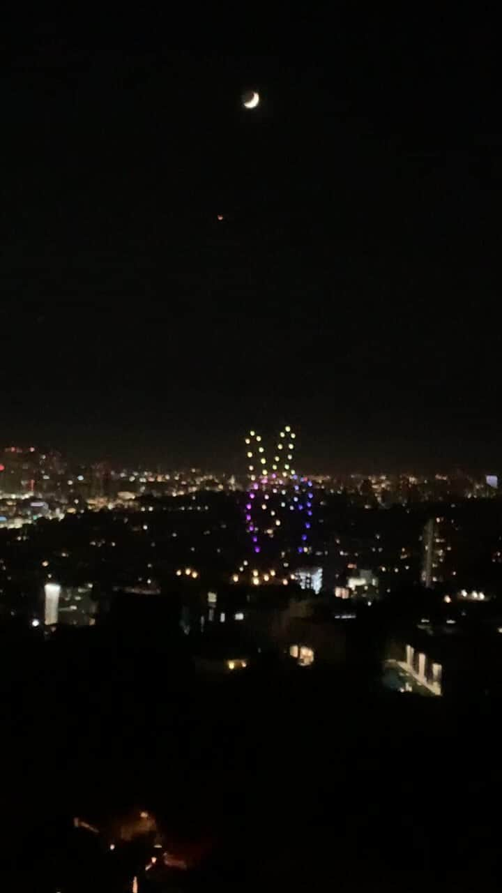 ボニー・モーガンのインスタグラム：「A DRONE SHOW!!! We lucked out and just happened to be looking at the view when a neighbor put on a drone show extravaganza and I just had to share it! Have a safe and beautiful night everybody! #droneshow #adventuresofbendybonnie #adventuresofbonanddad #shenanigans #laurelcanyon #prettylights #lifesgrand #bendybonnie」