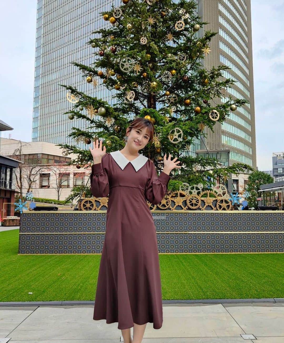 與猶茉穂さんのインスタグラム写真 - (與猶茉穂Instagram)「きのう、赤坂サカスの大きなツリーと🎄🎅 (寒かったせいか笑顔が硬め🙂)  #クリスマスツリー」11月27日 11時25分 - maho_yonao