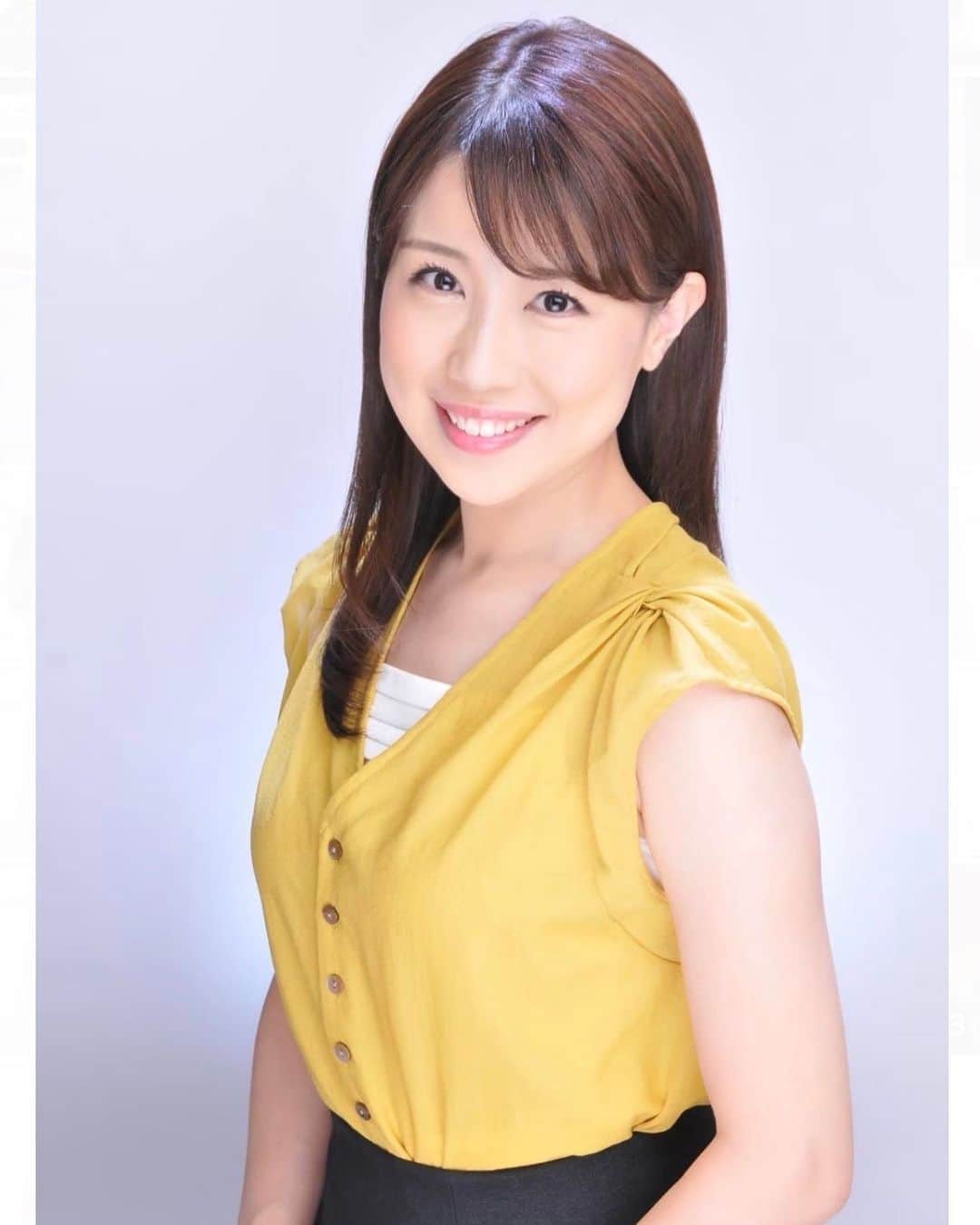 道岡桃子のインスタグラム：「新しく撮っていただきました！  どうでしょうか？  #やっぱり黄色  #スタジオディーバ #千駄木  #プロフィール #プロフィール写真  #アナウンサー #アナウンサー衣装  #フリーアナウンサー #アラフォー #骨格ストレート #ブルベ  #スタジオ撮影 #撮影モデル  #宣材写真 #写真撮影」