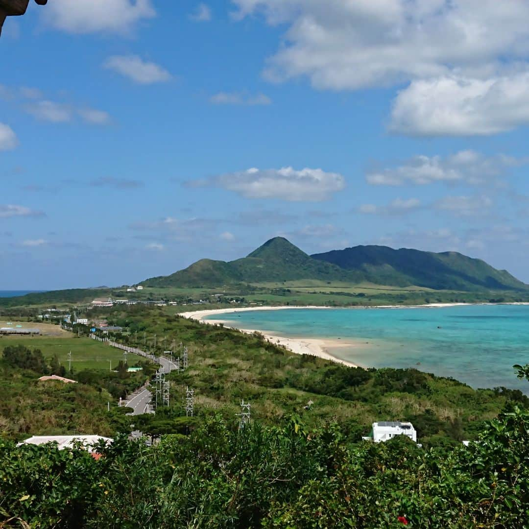 石垣シーサイドホテルのインスタグラム：「南ぬ島へ、おーりとーり 八重山諸島の石垣島、川平(かびら)湾の近く、底地(すぐじ)湾に建つ「石垣シーサイドホテル」です。  さて、今日はどこへ行きましょうか？ 日中は弱い雨が降るかも？と、言っていますが… 空港から直接ホテルに向かわずに、有名な平久保崎灯台に向かってみましょう、　Go！  空港から出発して２０分進むと、『玉取崎展望台』という看板が見えてきます。 ここは、 石垣島の美しい青い海や「シーサーのしっぽ」とも呼ばれる平久保半島を一望できる景勝地です。 展望台へと続く遊歩道には一年中ハイビスカスの花が咲いていて、南国気分を味わうことができます。  チェックインする前に少し時間があったら寄ってみてくださいね♪  石垣島でのんびりして行きませんか？碧い海や青い空＆綺麗な星空は一年中皆様をお待ちしております。  #日本 #japan #沖縄 #okinawa #八重山諸島 #yaeyamaislands #石垣島 #ishigakiisland #石垣シーサイドホテル #ishigakiseasidehotel #海 #sea #ビーチ #beach #リゾート #resort #リラックス #relax #休息 #rest #底地湾 #sukujibay #底地ビーチ #sukujibaybeach #感謝 #時の流れ #玉取崎展望台 #tamatorizaki-viewpoint」