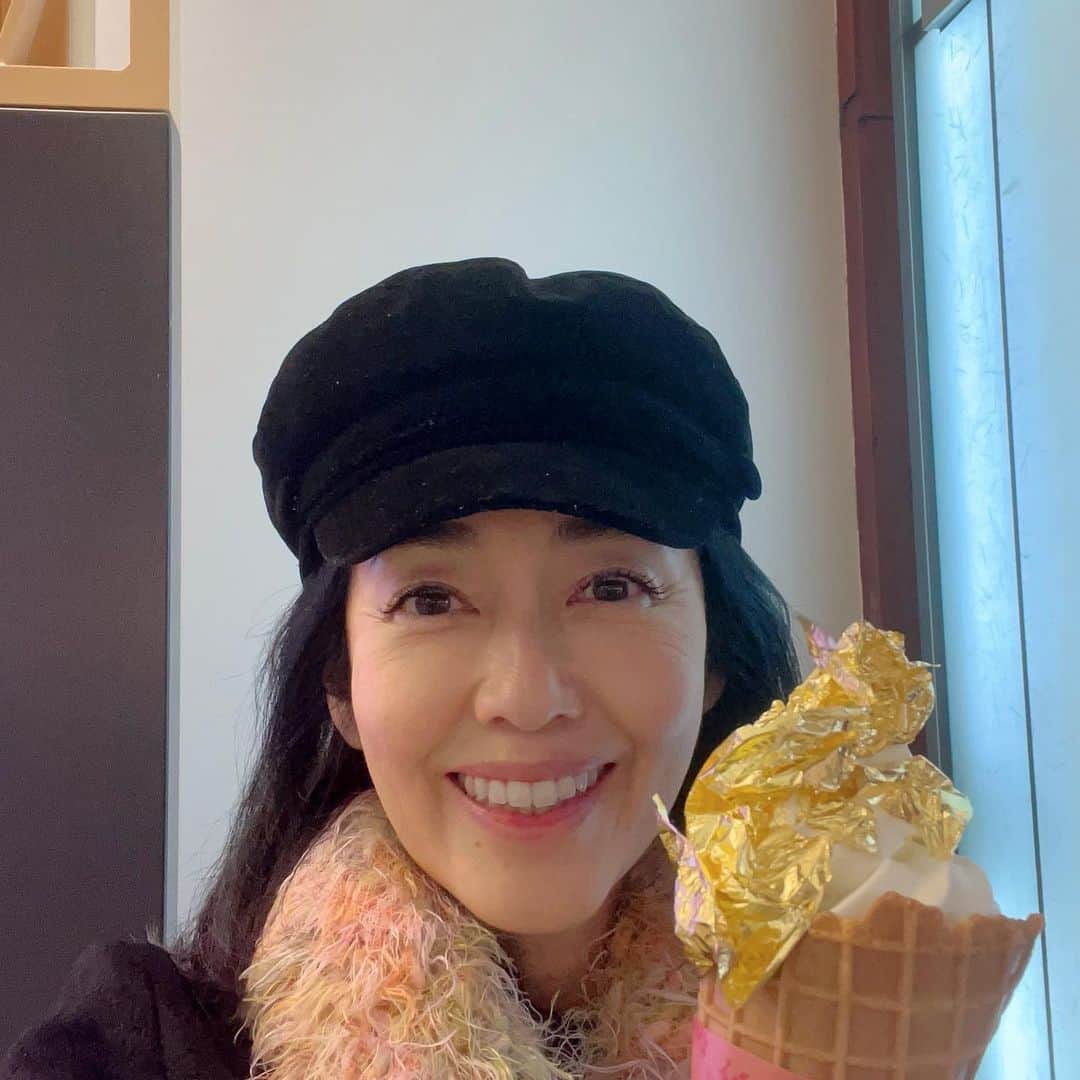早見優さんのインスタグラム写真 - (早見優Instagram)「Had a soft served ice cream with gold on top in #kanazawa  yummy 😋   #金沢 #金箔ソフト  #金箔」11月27日 12時02分 - yuyuhayami