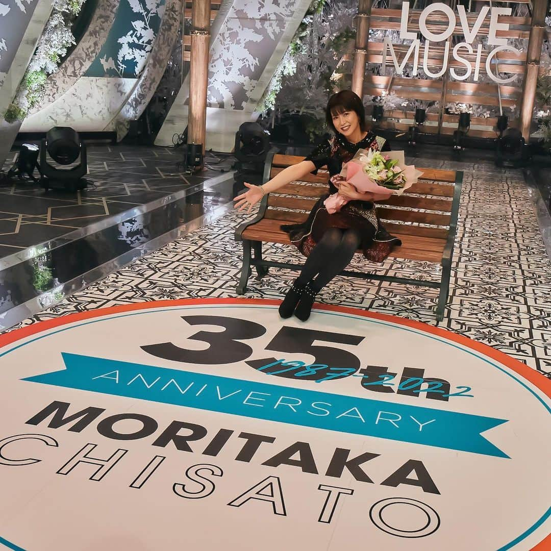 森高千里のインスタグラム：「⁡ 今夜のフジテレビ　「Love music」は「森高千里 デビュー35周年記念SP!」です！   25年振りに細野さんにお逢いできて嬉しかったです！ そして、Night Tempoくんが特別リミックスしてくれました、スーパースペシャル 10 分メドレーお楽しみに！！ ⁡  是非見てくださいね〜！！ ⁡ 【放送日】2022年11月27日（日） 【時　間】24:35〜25:30放送予定 ※地域によって放送日時が異なります ⁡ #chisatomoritaka #森高千里 #Lovemusic #ラブミュージック #細野晴臣 さん #NightTenpo さん」