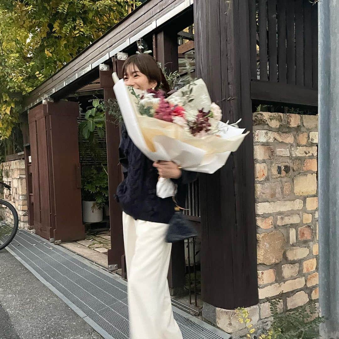 正中雅子のインスタグラム：「おにゅーの🍿ニットベスト着て、お花買って、 @alan.made_  のPOPUPへ行った土曜日🫶  ポップコーンベストには、ハイネックブラウスの組合せがすんごくオススメです！🍿   モヘア混の起毛糸を多本取りして編んだざっくりとした風合いが可愛いいニットベストです🫶  インナーのハイネックブラウスは、首もとにタックやギャザーをいれてバックスタイルには 細く長くリボンを施したのもポイントです！  素材感もハリもありお手入れしやすいブラウスです！  11/29 (tue)12:00-  #MACHATT #masaco服」