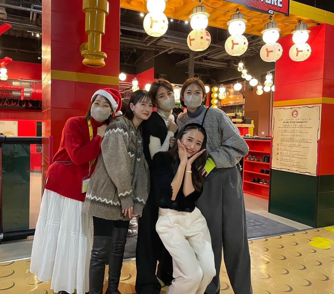 畑野ひろ子のインスタグラム：「先日の、レゴランドでは、大集合😆❤️ みんななかなか会えないけど、偶然の再会はテンションが上がります！ 子供たちが生まれた頃から知ってる仲間って、話しもより一層盛り上がりますよね。 千尋ちゃんは初めましてだったけど、いつも雑誌で見てるから、初めてな気がしない😁 また、みんなで会えたらいいな。  お台場のレゴランド、初めて行ってきましたが、アトラクションを楽しめたり、LEGOができるまでの工程をしれたり、ワークショップでは、サンタクロース🎅雪だるま⛄️作ったりと短い時間でしたが、満喫してきました😆 @ldctokyo」