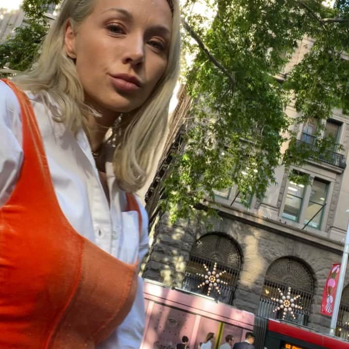 エミリー・スコットのインスタグラム：「Fanta orange 🔆」