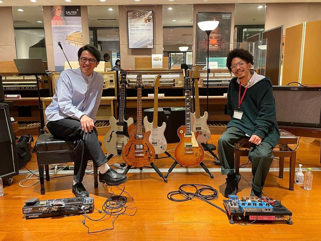 モリシーのインスタグラム：「昨日はフレンズ太郎ちゃんと島村楽器新宿PePe店さん25周年イベントに参加してきました。沢山のハイエンドギター達を弾き比べ、セッション。 太郎ちゃんとは10年くらいの付き合いだけど、一緒にやるのは初めてだったねー！セッション盛り上がった！ ありがとうございました！」