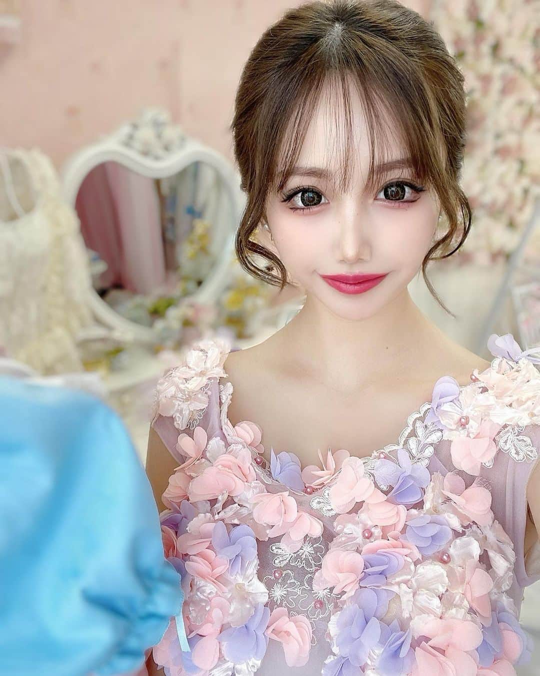 ひよこ先輩のインスタグラム：「お花まみれのドレス💐 アイテープ無しの時のメイクストーリー載せてます👁 . #ドレス　#アップヘア　#巻き髪 #ワンピース」