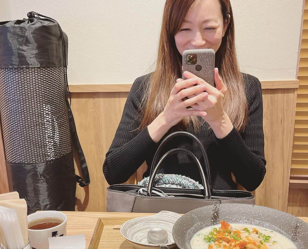 飯田亜希子さんのインスタグラム写真 - (飯田亜希子Instagram)「* 先週もいづみ先生のレッスンへ　@izu_mi76   程よい運動と体の凝りがほぐれる気持ちよさでヤムナの虜になっています❣️  私はからだも硬いし、今まで全く運動をしてこなかったのでまだまだ上手く出来ませんが、そんな私でも終わった後はいつもスッキリ🥰  そして恒例の…運動後の食べ歩き💕 はい！完全に塩分過多にカロリーオーバーです🤣🤣🤣  悩みに悩んで同じ物を注文😁 @tokyo.tarako のパスタのスープまで全て飲み干し〜 その後 @thelittlebakerytokyo のアイスクリームで喉を潤してみたものの〜  喉乾く〜〜〜🤣  来月も引き続き頑張りますのでよろしくお願いします😁  #ヤムナ #ヤムナボディローリング#山口いづみ先生 #レッスン#原宿 #表参道#ランチ #食べ歩き #アラフィフ #体の不調を整える #先生かわいすぎ #❤️  #ママ #ママモデル #モデル #mama #mamamodel #model」11月27日 22時29分 - akki_idea