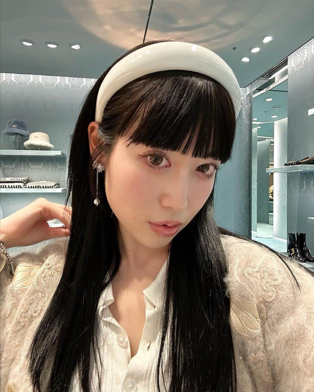 柚月瀬那のインスタグラム：「new hair 🩰🤍🎀🤍  by @___manaka__  流行りのワイドバングにしました😆 ストレートにもセットしてもらってサラサーティが続きましたノ⭐︎ １２月もイベント盛りだくさんだから、皆んなもぜひヘアセット予約するべしなのだヨナ🤸🏼‍♀️あたいも来月予約とった🫶🏻  [まつ毛事情]今回まつげパーマに戻して自睫毛をケアしています❗️ @mai__sugimoto しゃん感謝😭🫰🏻まいしゃんにまつ毛パーマしてもらって上はマスカラ塗ってないんだけどめっちゃ会う人々に褒められる嬉C🙇🏼‍♀️  #ワイドバング　#前髪　#ヘアセット　#まつげパーマ　#マツパ　#まつげケア」