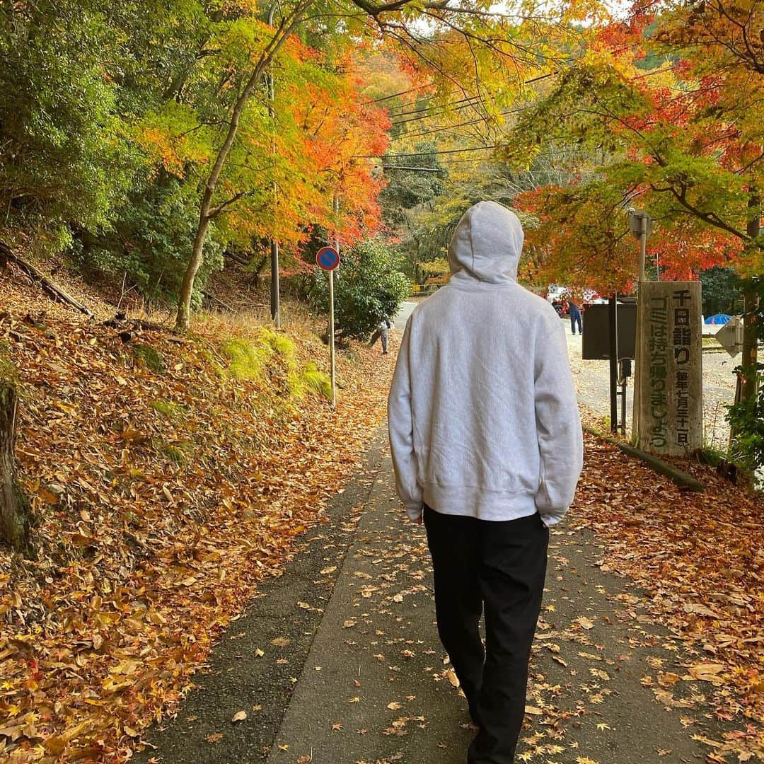 荻原拓也のインスタグラム：「紅葉🍁 #最近フーディー着がち #これからプライベートも乗っけていきます #京都#紅葉#嵐山#荻原拓也」